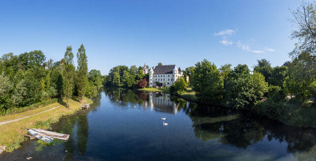 Österreich, Oberösterreich, Sankt Peter am Hart, Blick auf den Fluss Mattig und das Schloss Hagenau - WWF06280