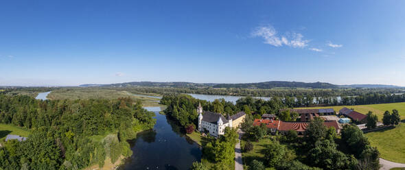 Österreich, Oberösterreich, Sankt Peter am Hart, Blick auf den Fluss Mattig und das Schloss Hagenau - WWF06281