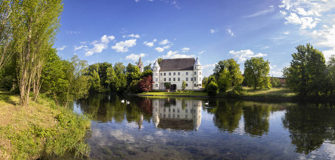 Österreich, Oberösterreich, Sankt Peter am Hart, Panoramablick auf Schloss Hagenau mit Spiegelung in der Mattig - WWF06282