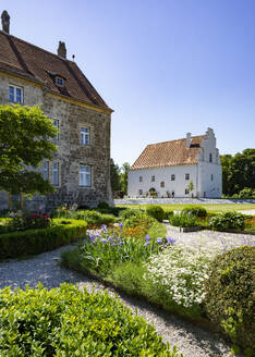 Österreich, Oberösterreich, Obernberg am Inn, Blühende Blumen im Garten von Schloss Obernberg - WWF06290