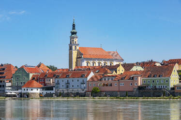 Österreich, Oberösterreich, Scharding, Häuser am Inn mit Pfarrkirche im Hintergrund - WWF06292