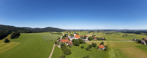 Österreich, Oberösterreich, Hausruckviertel, Drohnenpanorama der Gemeinde Weißenkirchen im Attergau im Sonnenlicht - WWF06308