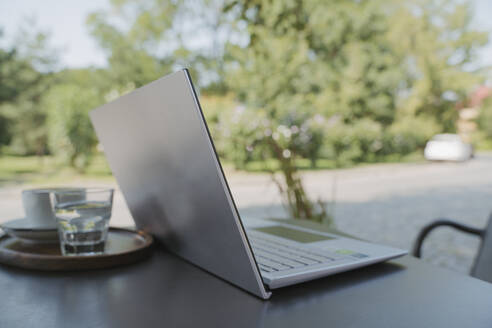 Laptop auf dem Tisch im Garten - OSF02093