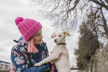 Lächelnde Frau mit Strickmütze und Hund - OSF02107