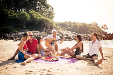 Group of happy friends on a tropical island having fun - Young adults playing together on the beach, summer vacation on a beautiful beach - DMDF04139