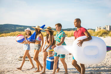 Group of friends having fun on the beach - Young and happy tourists bonding outdoors, enjoying summertime - DMDF04206