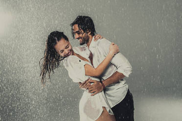 Couple of lovers under the rain - DMDF04207