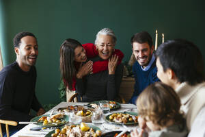 Eine gemischtrassige Familie genießt eine Dinnerparty im Weihnachtsurlaub - EBSF03793