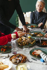 Familie beim Essen auf der Weihnachtsfeier - EBSF03796