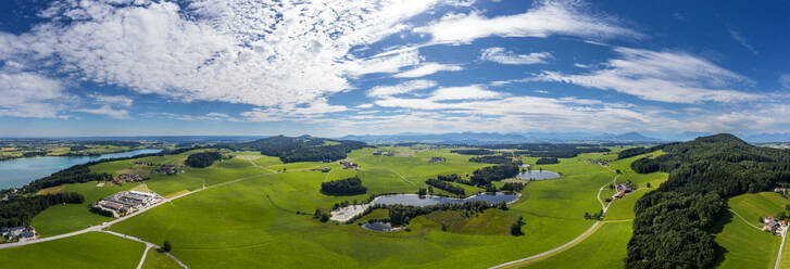 Österreich, Salzburger Land, Drohnenpanorama von Mattsee, Grossegelsee und Mitteregelsee im Sommer - WWF06320