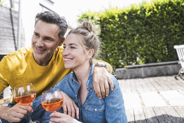 Portrait of couple enjoying drink outdoors - UUF30175