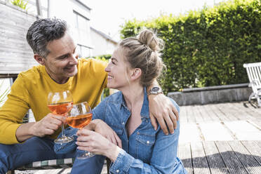 Porträt eines Paares, das ein Getränk im Freien genießt - UUF30176