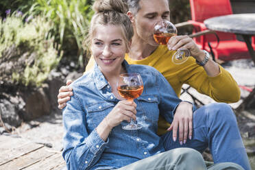 Portrait of couple enjoying drink outdoors - UUF30179