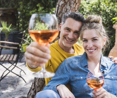 Portrait of couple enjoying drink outdoors - UUF30180