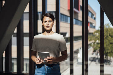 Geschäftsfrau mit Tablet-PC stehend am Arbeitsplatz - JOSEF20744