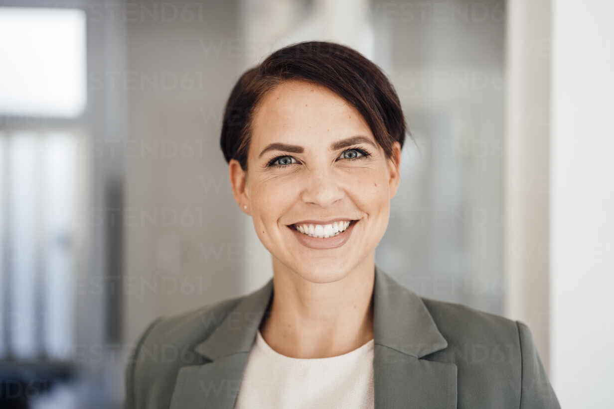 Business woman with short hair hi-res stock photography and images - Page 3  - Alamy