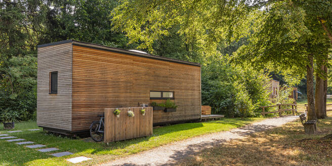 Deutschland, Baden-Württemberg, Schorndorf, Fassade eines kleinen Holzhauses im Sommer - WDF07387