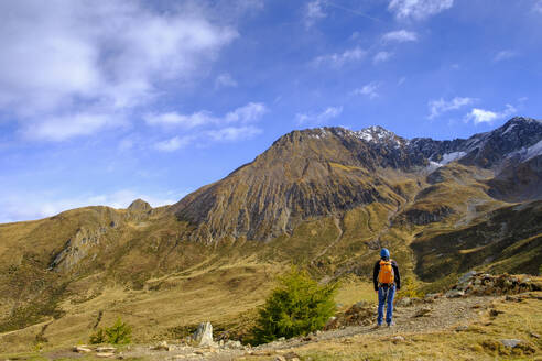 Italien, Südtirol, Männlicher Wanderer mit Blick auf den Hirzer Berg - LBF03838