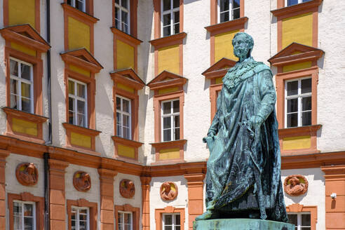 Deutschland, Bayern, Bayreuth, Statue von König Maximilian II. vor dem Alten Schloss - LBF03840