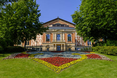 Deutschland, Bayern, Bayreuth, Blumen blühen im Garten des Bayreuther Festspielhauses - LBF03844