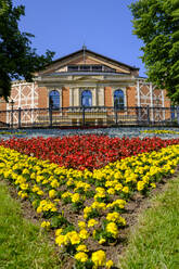 Deutschland, Bayern, Bayreuth, Rote und gelbe Blumen blühen im Garten des Bayreuther Festspielhauses - LBF03845