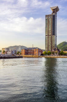 Japan, Präfektur Fukuoka, Kitakyushu, Gebäude am Wasser im Bezirk Mojiku - THAF03219