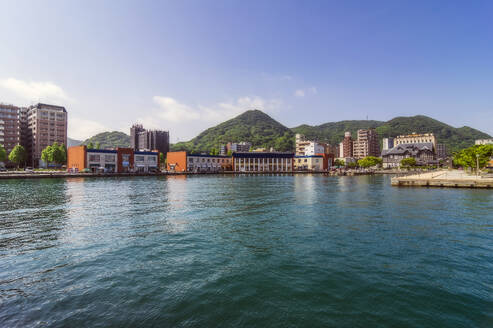 Japan, Präfektur Fukuoka, Kitakyushu, Wasserfront des Stadtteils Mojiku im Sommer - THAF03224