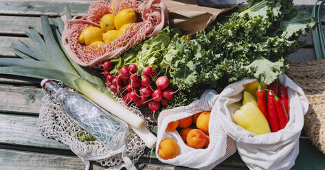Frisches Bio-Obst und -Gemüse auf dem Tisch auf dem Markt - NDEF01002