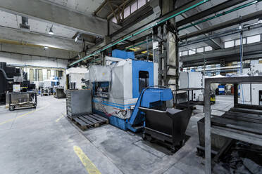 Moderne automatisierte Maschinen in der Fabrik - AAZF00907