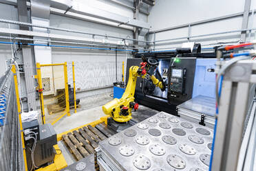 Roboterarm bei Maschinen in der Industrie - AAZF00914