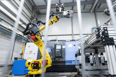 Roboterarm bei Fabrikmaschinen - AAZF00920