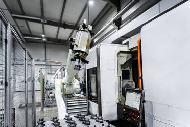 Weißer Roboterarm mit cnc-Maschine in der Industrie - AAZF00928