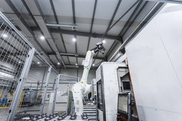 Roboterarm mit CNC-Maschinen in einer Fabrik - AAZF00929