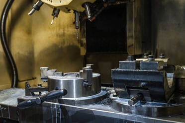 Robotermaschinen für die Metallbearbeitung in der Industrie - AAZF00951