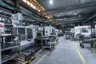 Moderne automatisierte Maschinen in der Metallindustrie - AAZF00954