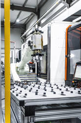 Roboterarm mit automatisierten CNC-Maschinen in der Metallindustrie - AAZF00968