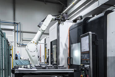 Roboterarm in der Metallindustrie mit Maschinen - AAZF00972
