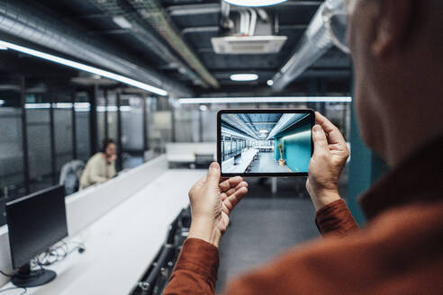 Geschäftsmann fotografiert mit Tablet-PC am Arbeitsplatz - JOSEF20889