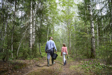 Älterer Mann mit seiner Enkelin beim Spaziergang im Wald - EYAF02782