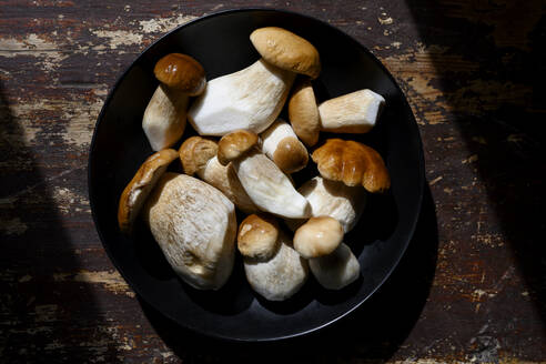 Plate of mushrooms on table - EYAF02788