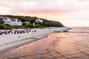 Deutschland, Mecklenburg-Vorpommern, Ahlbeck, Küstenlinie der Insel Usedom bei Sonnenuntergang - EGBF00895