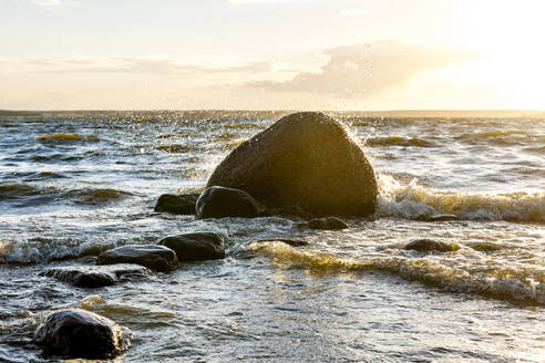 Deutschland, Mecklenburg-Vorpommern, Küstenfelsen bei Sonnenuntergang - EGBF00901