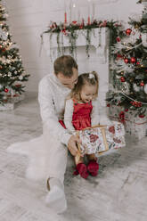 Vater und Tochter halten Weihnachtsgeschenk - VIVF01064