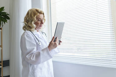 Oberarzt berät per Videoanruf über einen Tablet-PC - AAZF01033