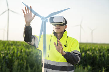 Ingenieur prüft erweitertes Windturbinenmodell im Virtual-Reality-Simulator - EKGF00541
