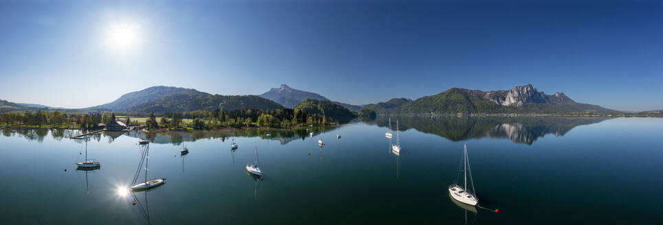 Österreich, Oberösterreich, Loibichl, Drohnenpanorama von Segelbooten im Mondsee mit Schafberg und Drachenwand im Hintergrund - WWF06330