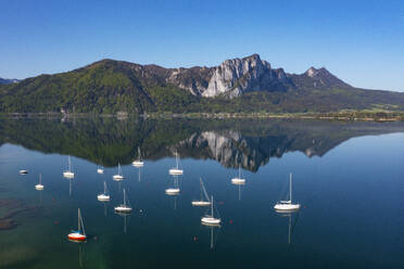 Österreich, Oberösterreich, Loibichl, Drohnenaufnahme von Segelbooten im Mondsee mit Drachenwand im Hintergrund - WWF06332