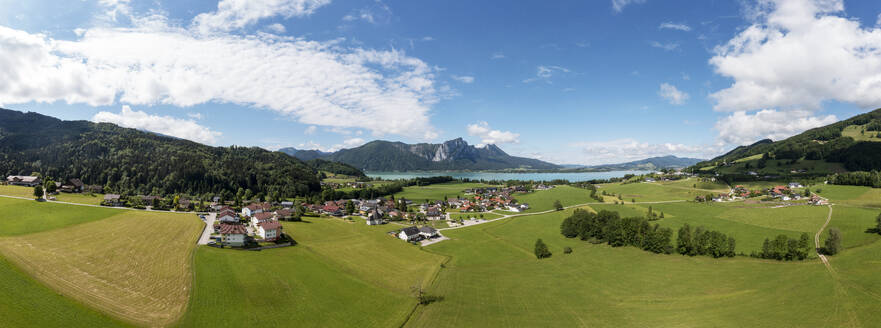 Österreich, Oberösterreich, Loibichl, Drohnenpanorama eines Dorfes im Salzkammergut - WWF06336
