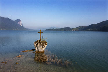 Österreich, Oberösterreich, Kreuzsteinfelsen am Ufer des Mondsees - WWF06339