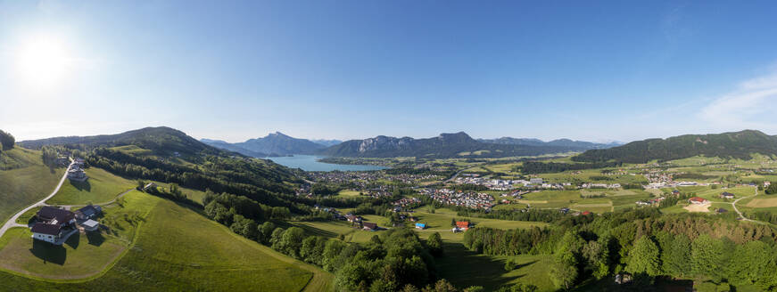 Österreich, Oberösterreich, Mondsee, Drohnenpanorama des Dorfes am Seeufer und der umliegenden Landschaft im Sommer - WWF06340